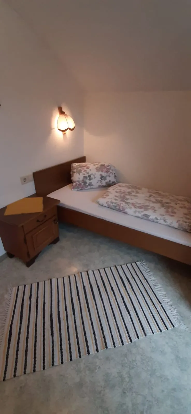 Einzelbett im Schlafzimmer